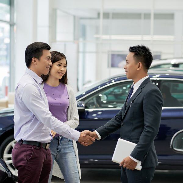 a sales man shaking a clients hand